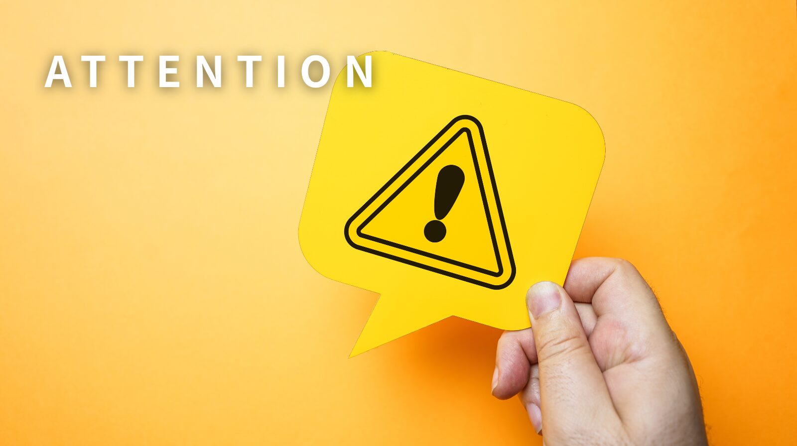 「!」カードを持っている手と「ATTENTION」と記載されている画像