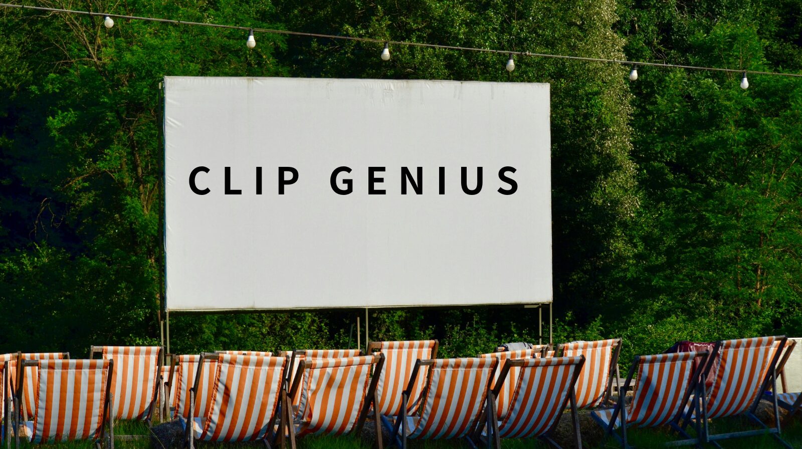 野外スクリーンに「CLIP GENIUS」と記載されている画像